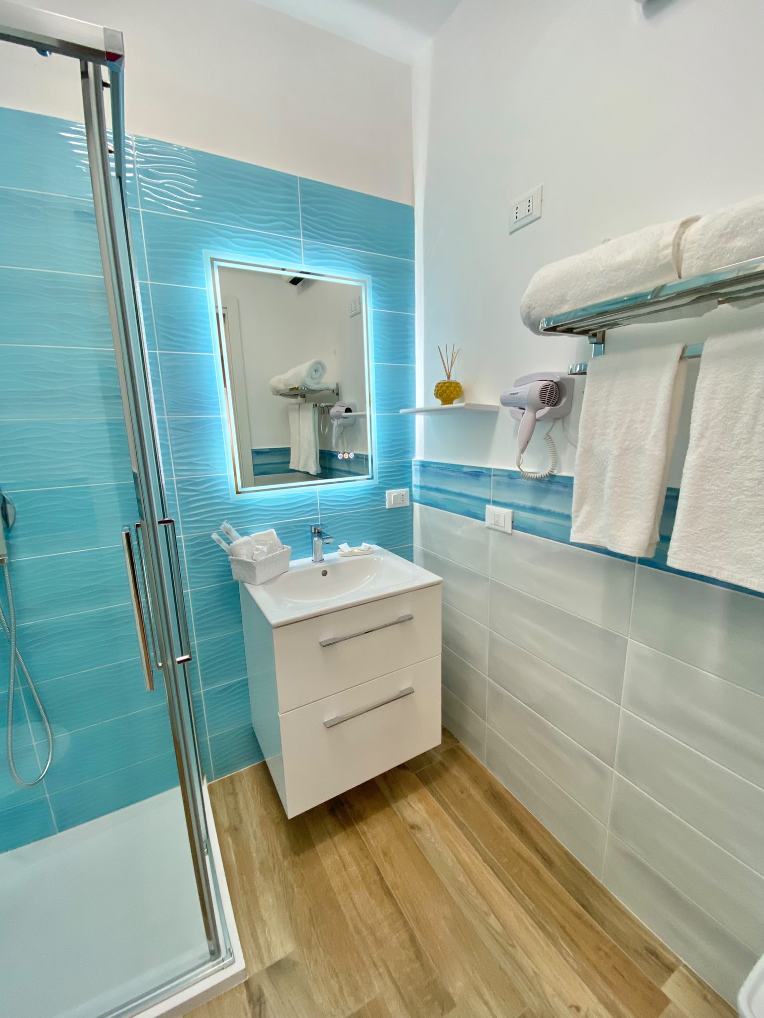 L'Alegria: bagno privato con lavabo, specchio illuminato e asciugacapelli