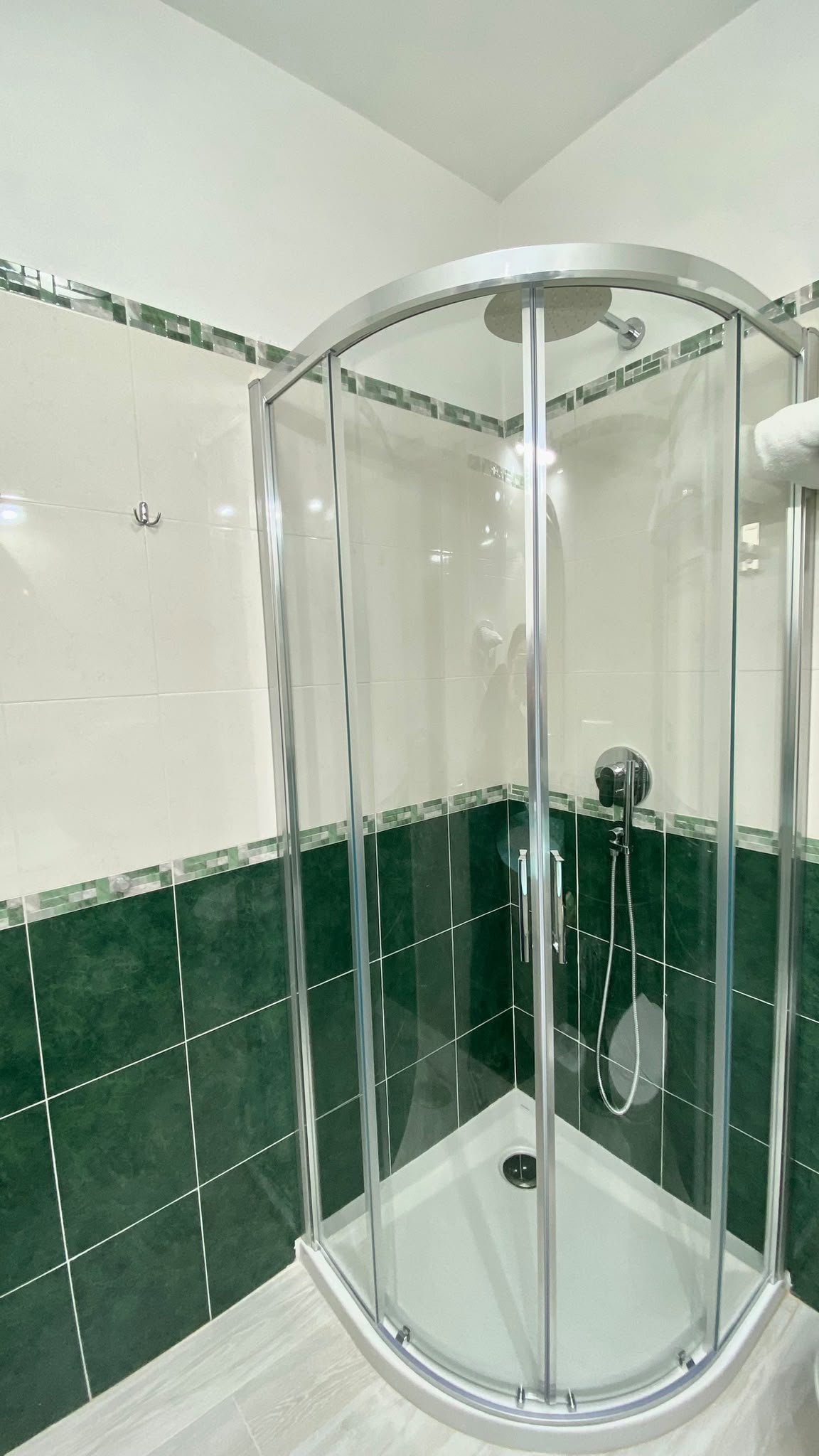 La Esperanza: bagno privato con doccia ad angolo e piastrelle verdi