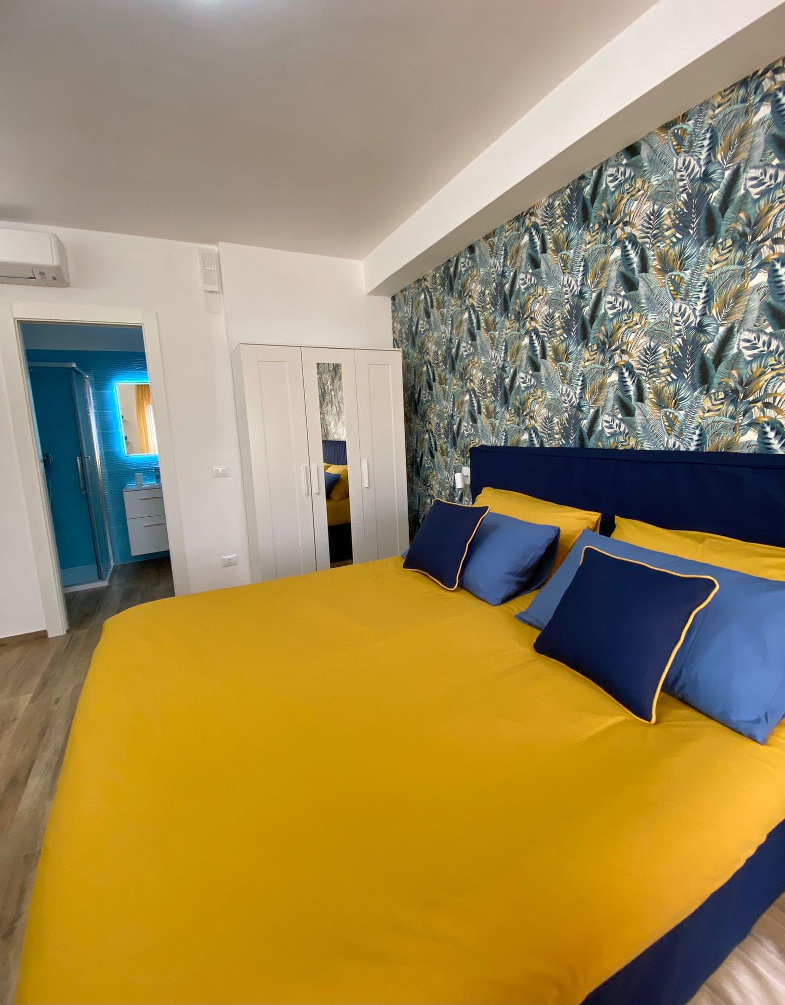 L'Alegria: il letto visto dall'ingresso, con il bagno privato sullo sfondo