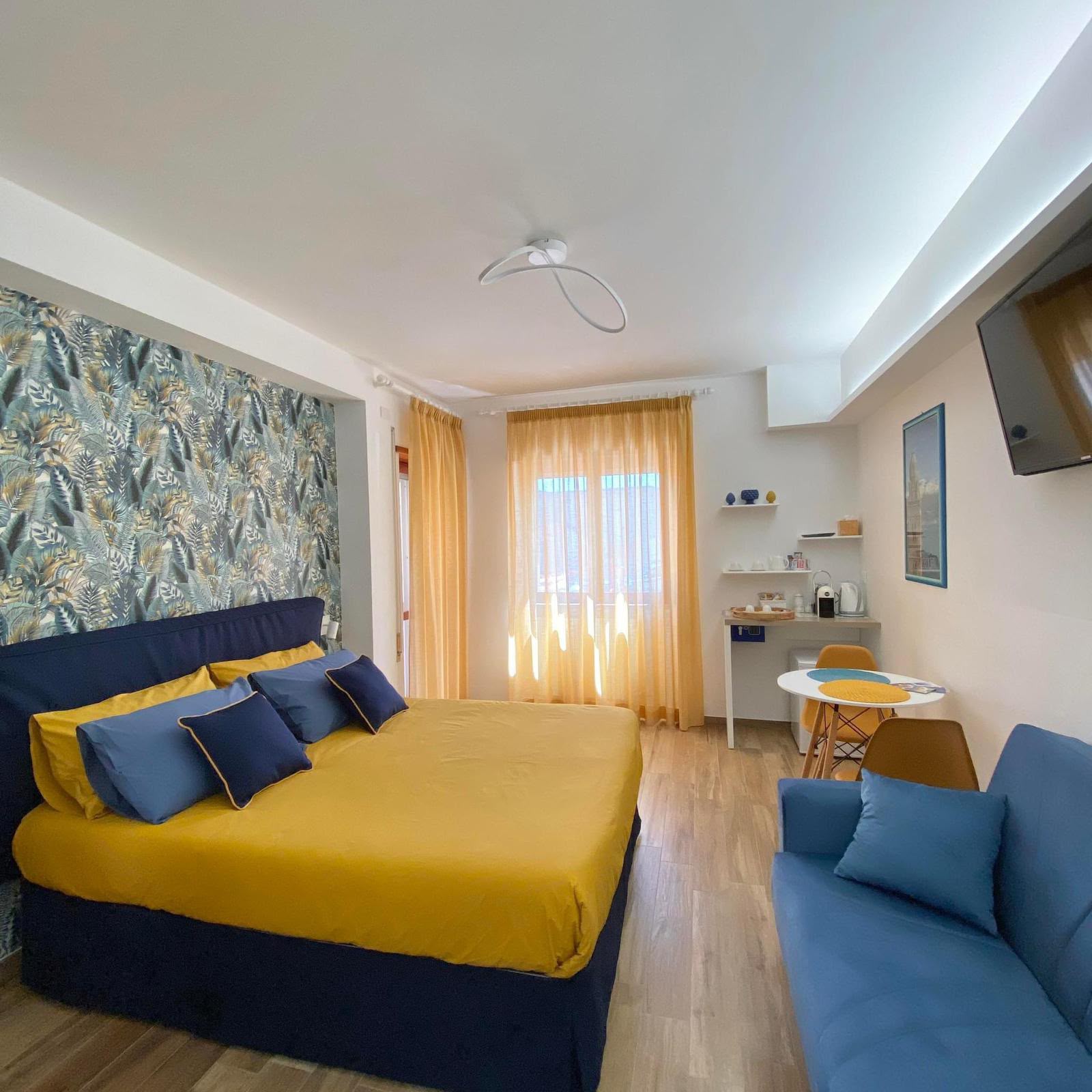 L'Alegria: camera con letto matrimoniale, divano e angolo con tavolino