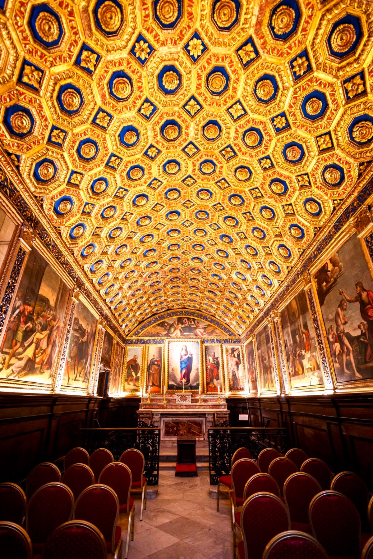 La Cappella d'Oro della Santissima Annunziata, con il soffitto a cassettoni dorati e i dipinti alle pareti