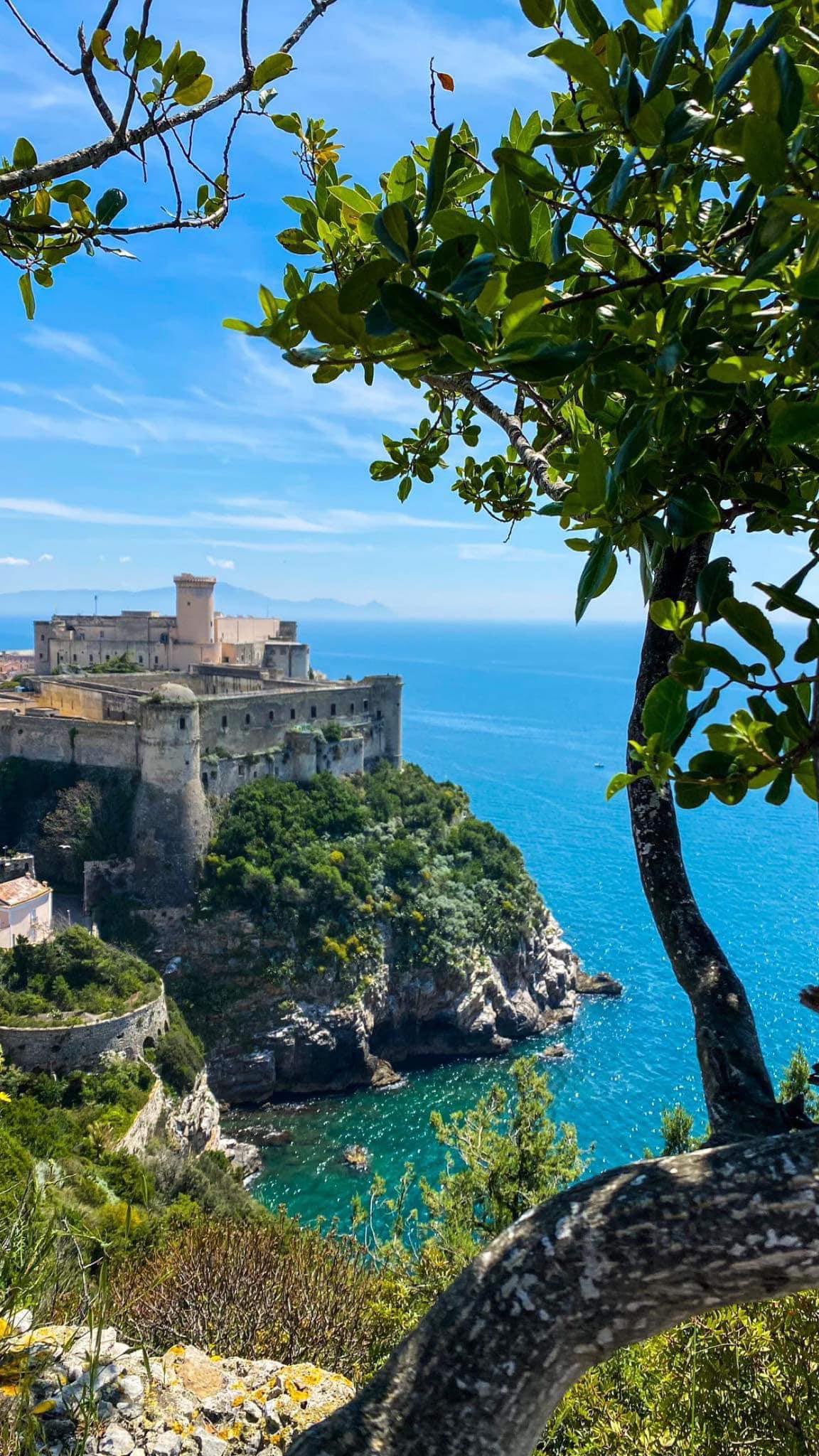 Il Castello Angioino-Aragonese a picco sul mare