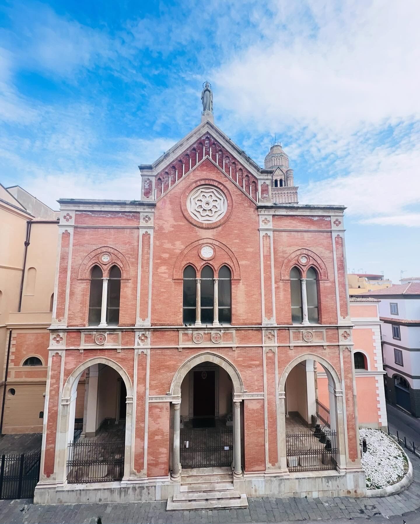 La Cattedrale dei Santi Erasmo e Marciano, in mattoni rossi, con la statua della Madonna sul timpano