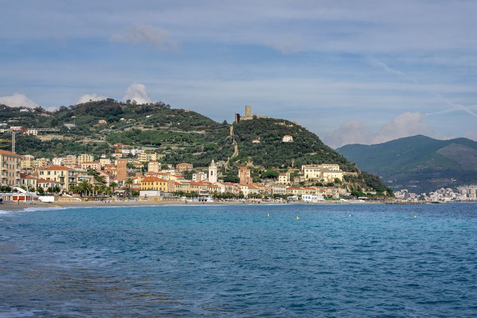 Gaeta vista dal mare, con il castello sulla collina