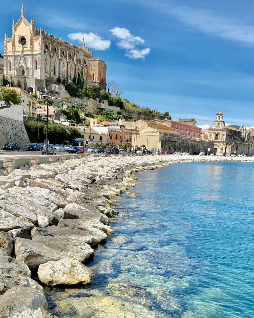 Gaeta medievale, con il caratteristico lungomare, gli edifici storici affacciati sul mare e, sulla collina, la suggestiva Chiesa di San Francesco