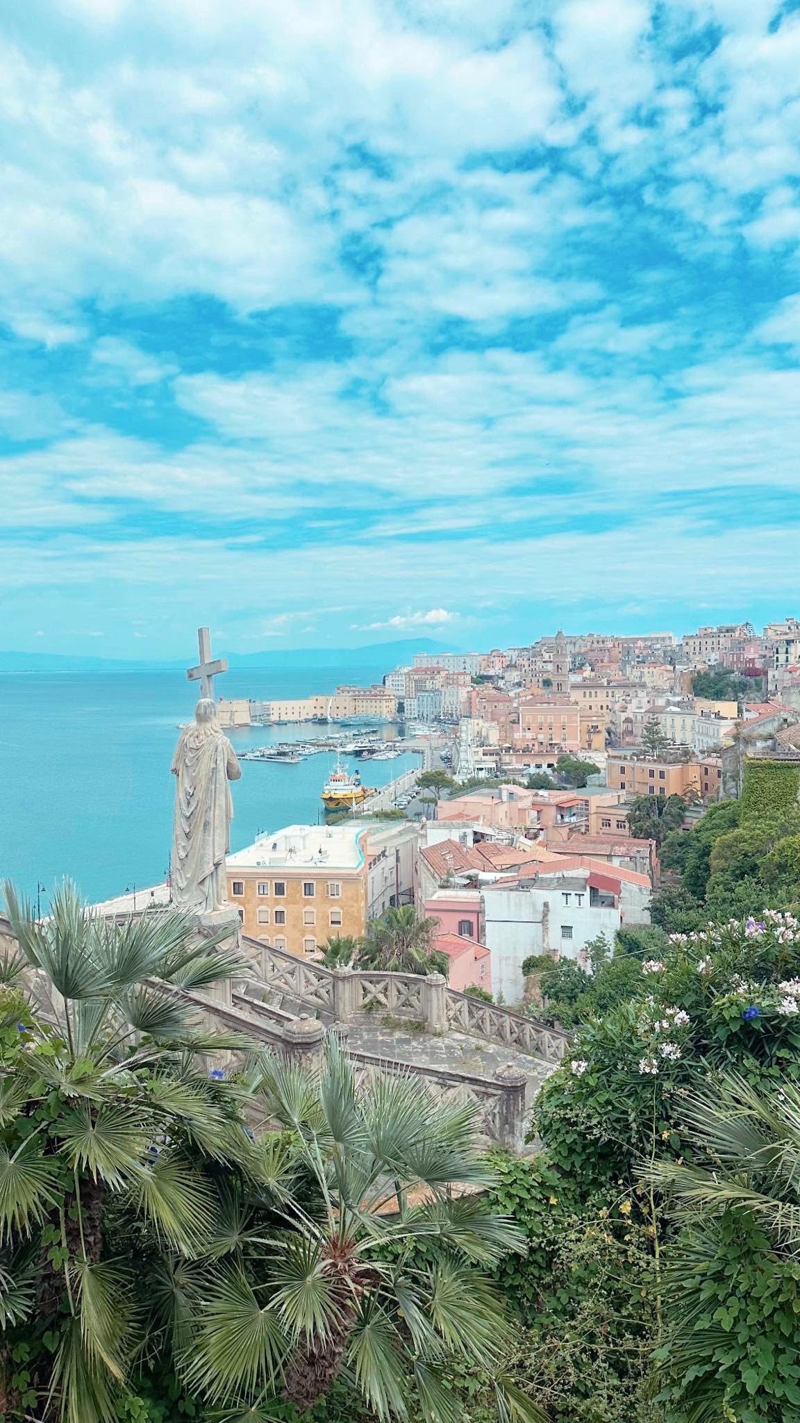 Panorama su Gaeta e sul porto dall'alto, con la statua in primo piano