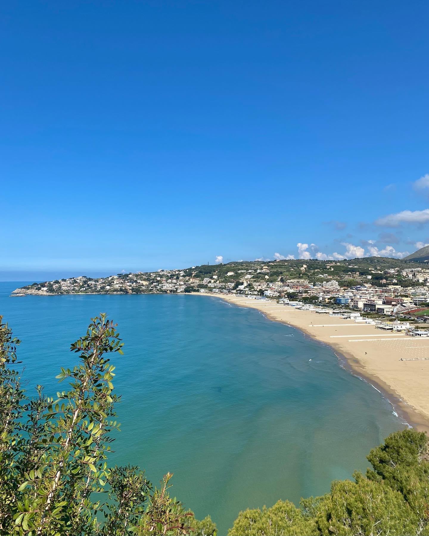 La playa de Serapo vista desde arriba, con mar azul y arena dorada